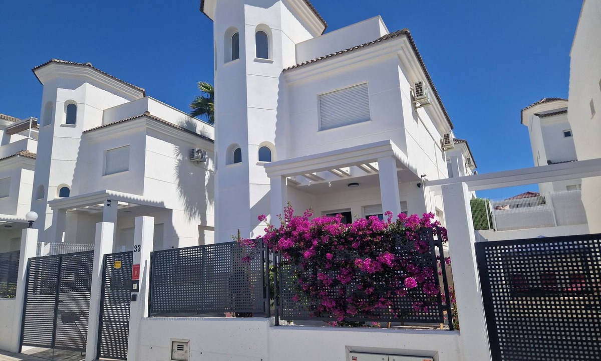 San Fulgencio House | Lovely detached house with shared pool in a quiet urbanization.