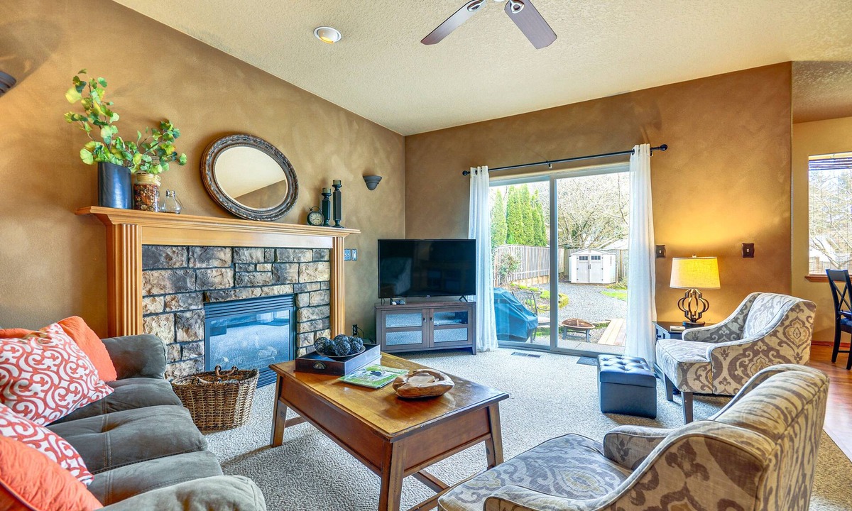 Dundee House | Lovely Dundee Home w/Private Yard & Fire Pit!