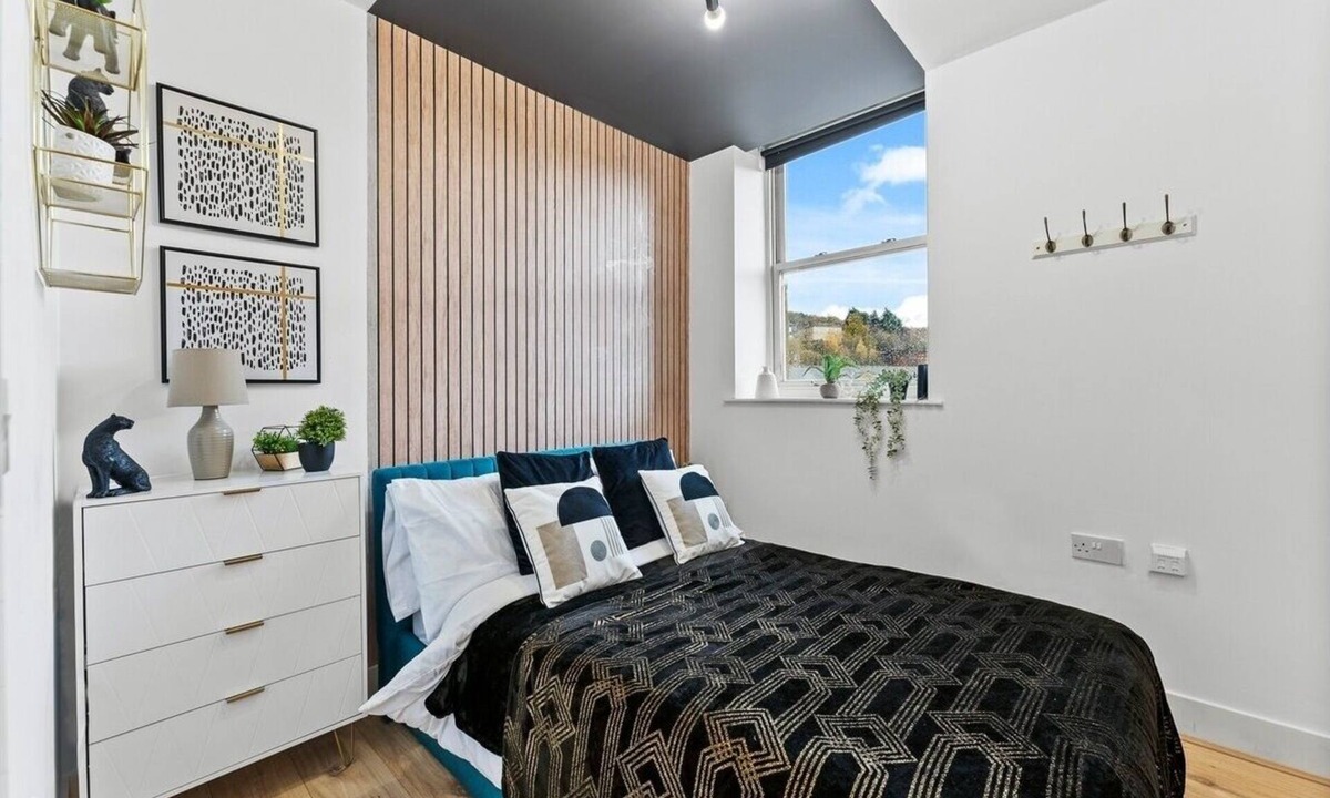 Dewsbury House | Lovely Duplex for Long Stays - Parking