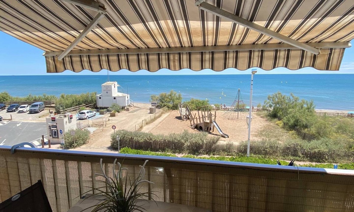 Portiragnes-Plage Apartment | Lovely Flat for 2 Persons, Wifi , AIRCO, wonderfull view of the sea from the balcony, 20 m from.