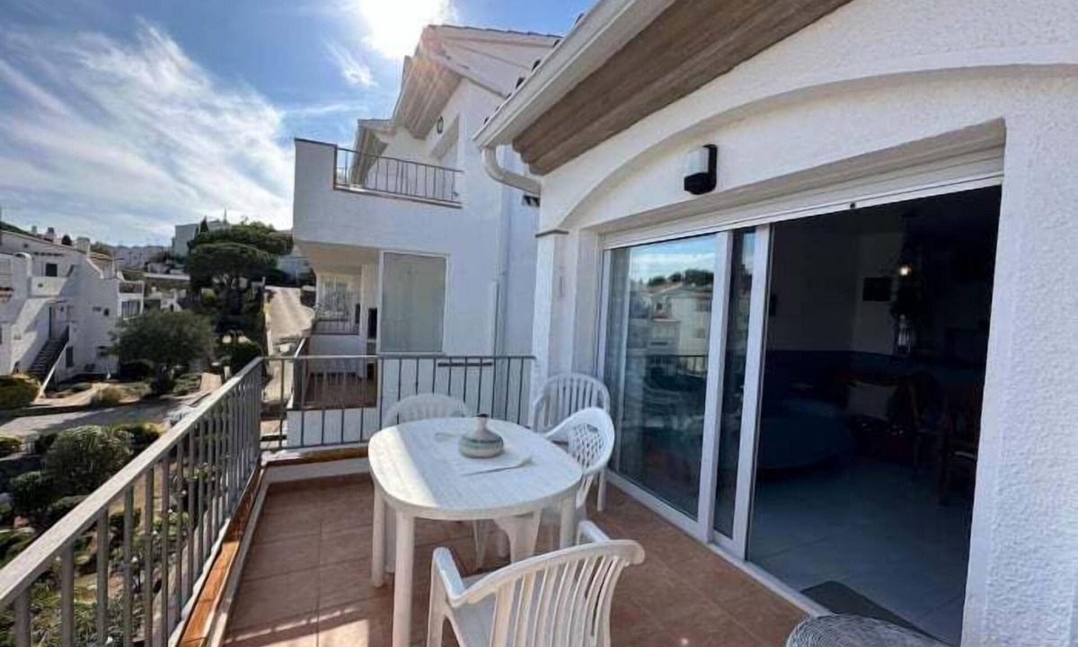 Roses Town Center Apartment | Lovely flat with pool and mountain views AV 28
