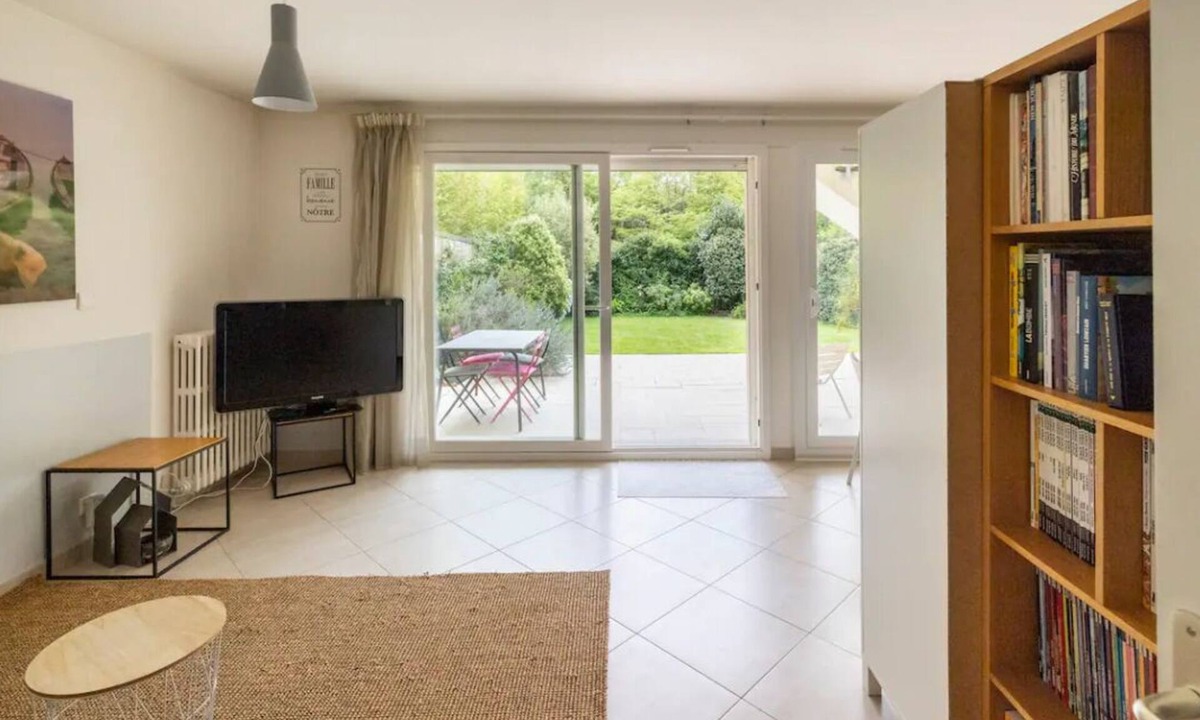 Le Chesnay Apartment | Lovely apartment with small garden overlooking park
