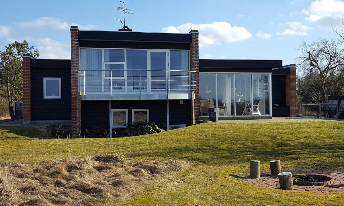 Nykobing Mors House | Lovely holiday house located at the 1st row close to the beach. Free Wi-fi.