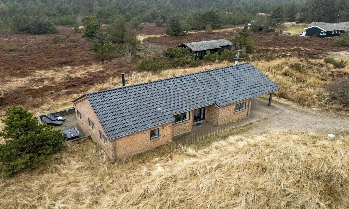 Ringkobing House | Lovely holiday home with Hot tub, sauna and space for 8 people