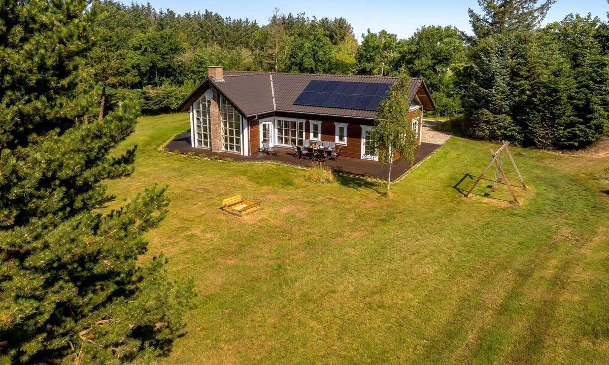 Nørklit House | Lovely holiday home with hot tub, located in quiet surroundings.