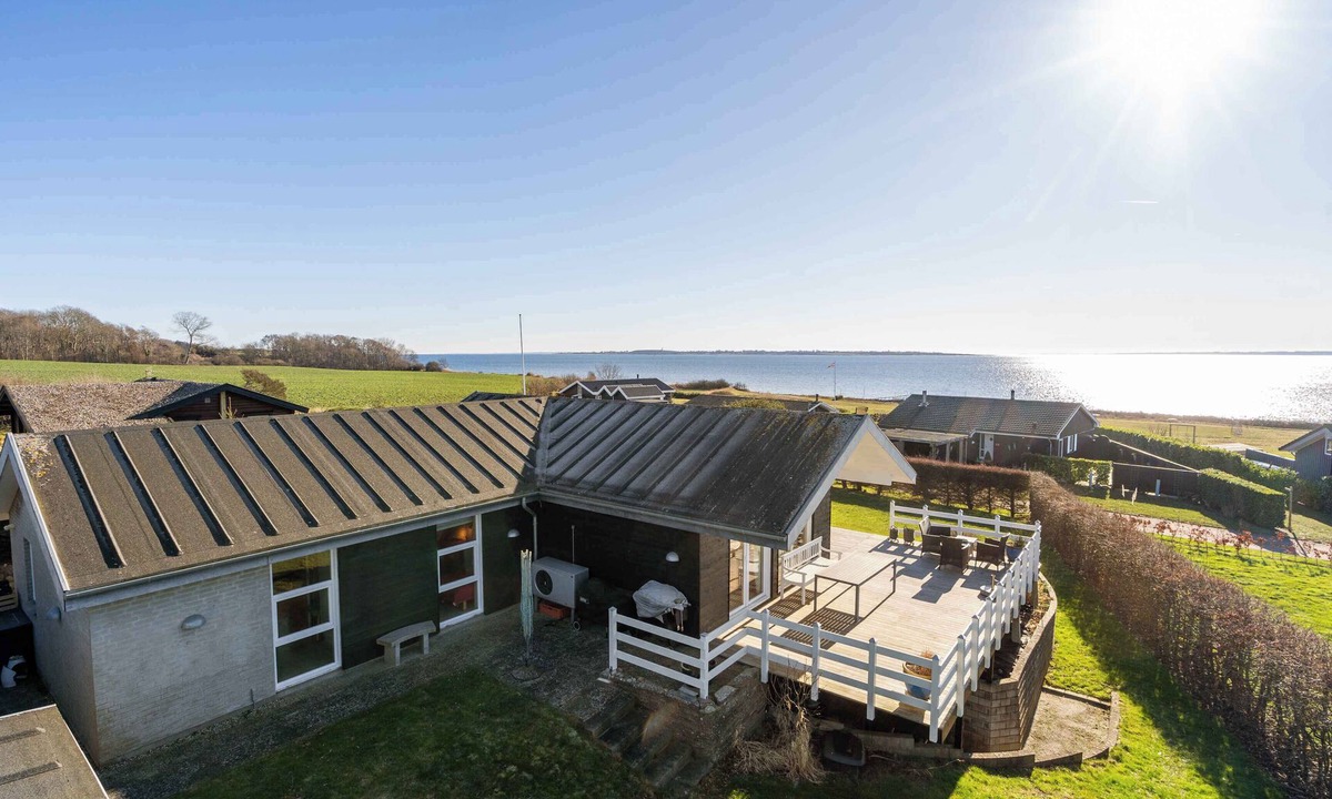 Bøjden House | Lovely holiday home with sea view