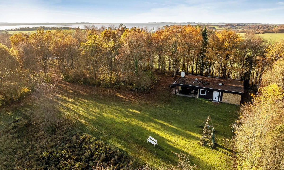 Ronbjerg House | Lovely holiday home with wilderness bath and a view of the fjord.