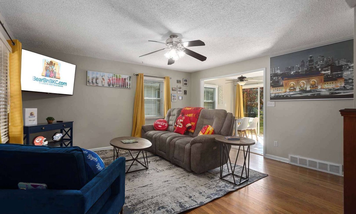 Lee's Summit House | Lovely Home 4 KingBeds Pets Welcome Firepit