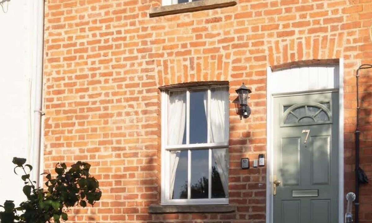 Central Milton Keynes House | Lovely Home, Great Location & Superb Value!