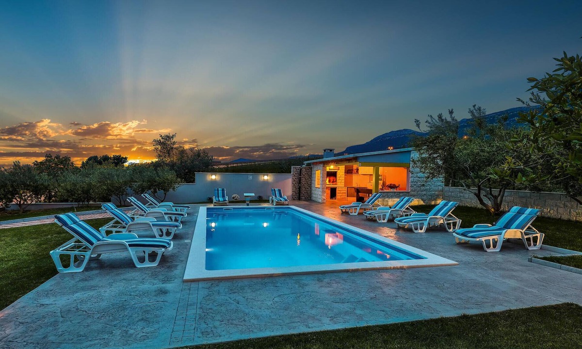 Kastel Kambelovac House | Lovely home in Kastel Kambelovac