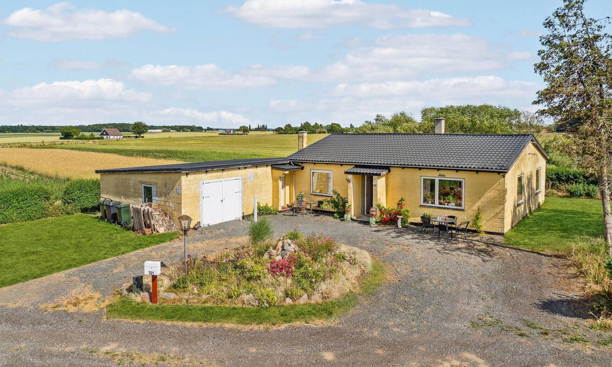 Bandholm House | Lovely home in Bandholm with kitchen