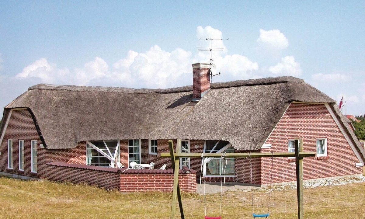 Blavand Strand House | Lovely home in Blåvand with kitchen