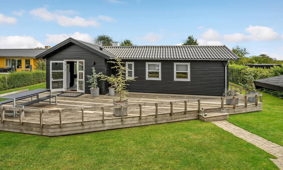 Skastrup Strand House | Lovely home in Bogense with WiFi