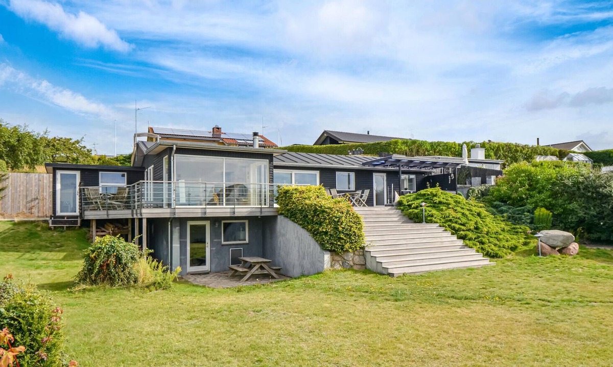 Egsmark Strand House | Lovely home in Ebeltoft with house sea view