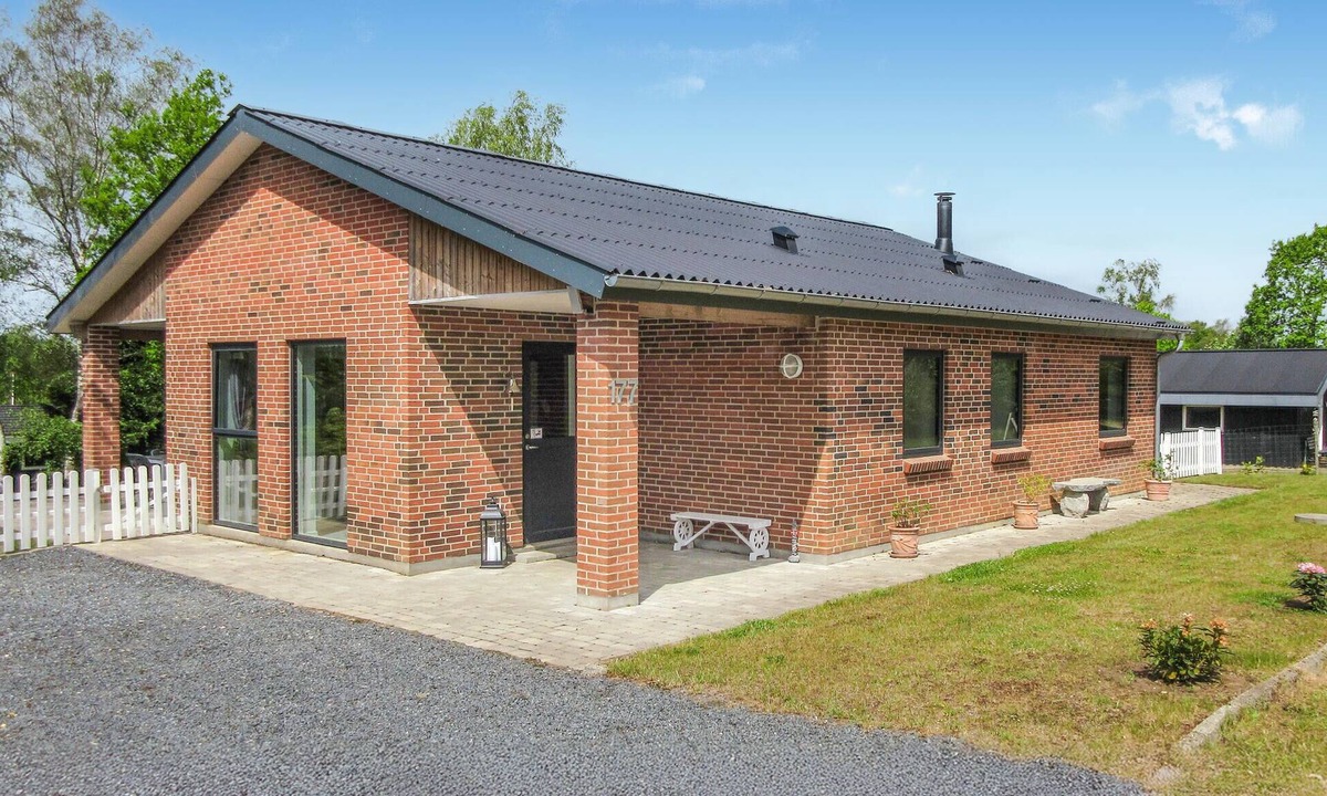 Farvang House | Lovely home in Fårvang with outdoor swimming pool