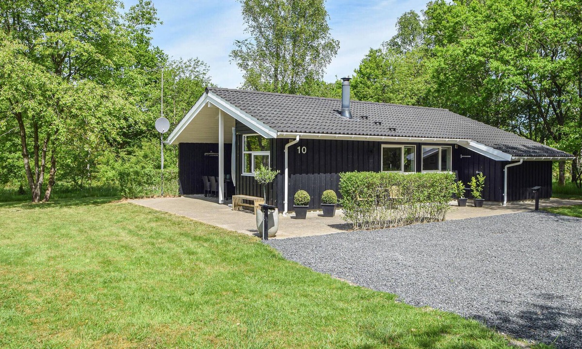 Skygge House | Lovely home in Give with sauna