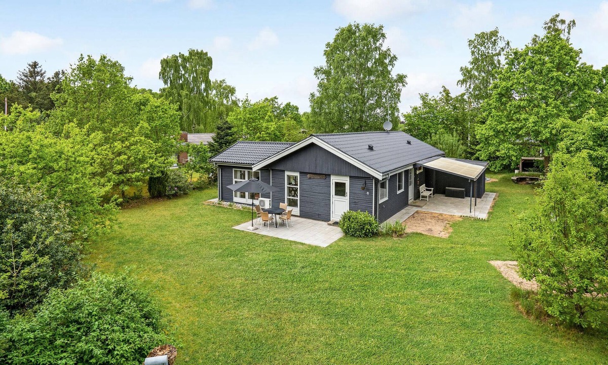 Fjellerup Strand House | Lovely home in Glesborg with WiFi