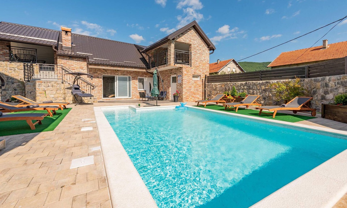 Gracac House | Lovely home in Gracac with sauna