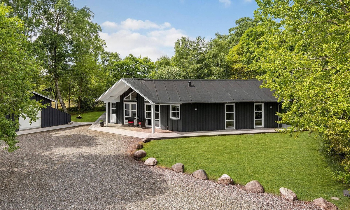 Grena Strand House | Lovely home in Grenaa with kitchen