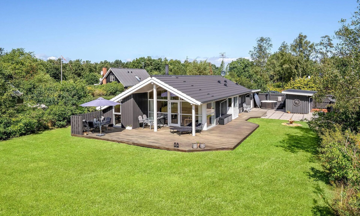 Grenaa House | Lovely home in Grenaa with kitchen
