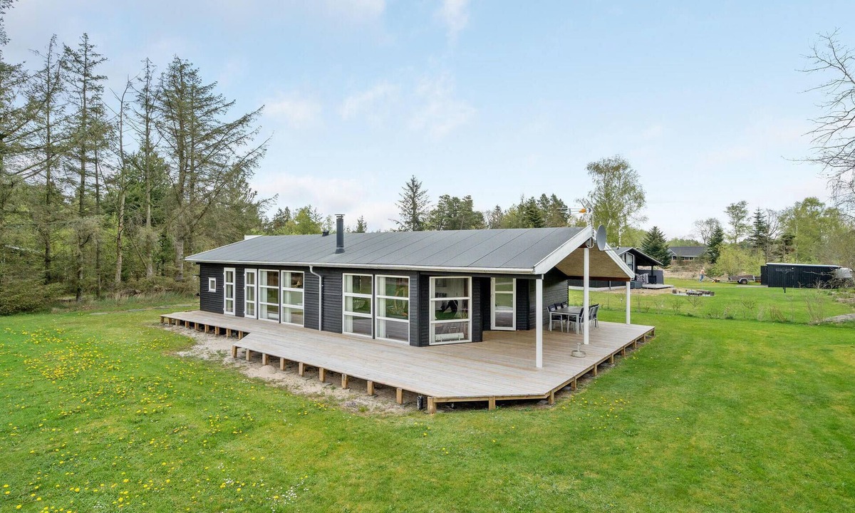 Helberskov Strand House | Lovely home in Hadsund with WiFi