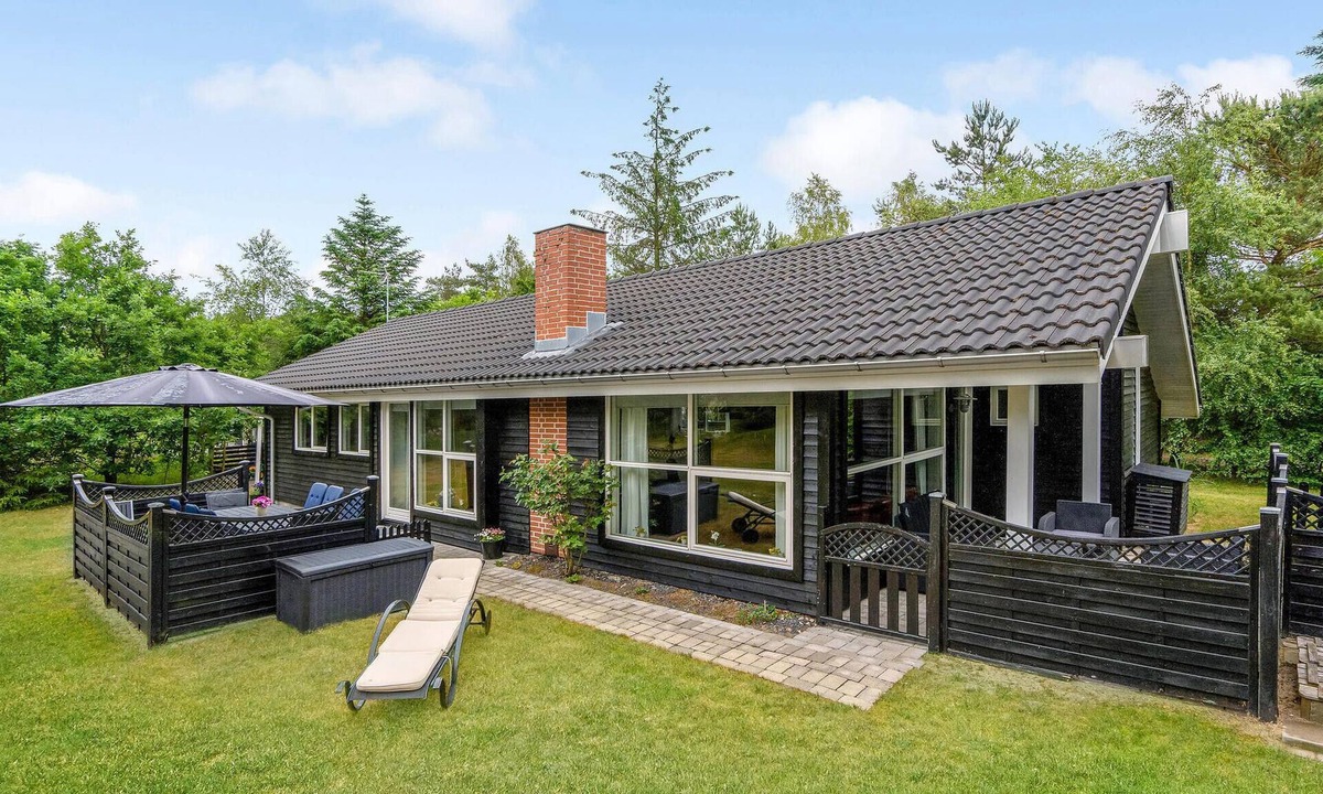 Hou House | Lovely home in Hals with WiFi