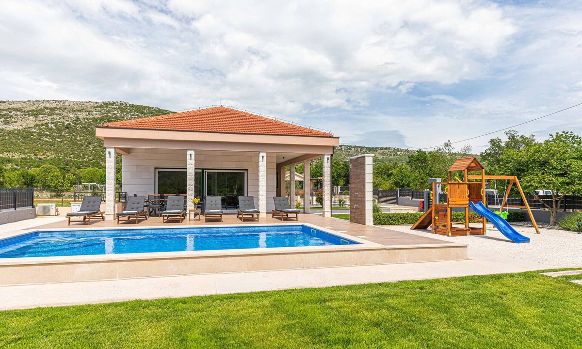 Primorski Dolac House | Lovely home in Primorski Dolac