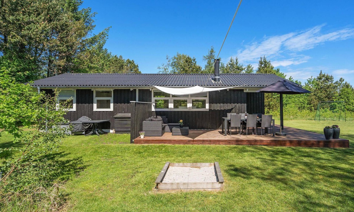 Bratten Strand House | Lovely home in Jerup with kitchen