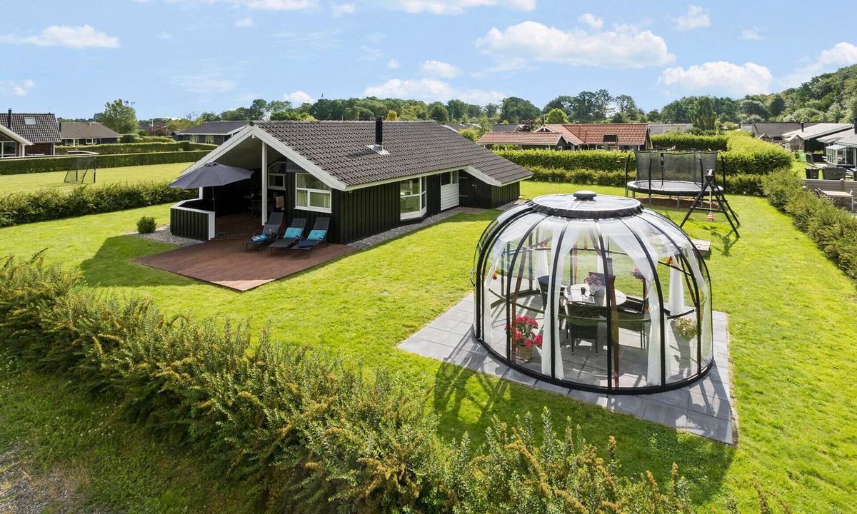 Pøt Strandby House | Lovely home in Juelsminde with sauna