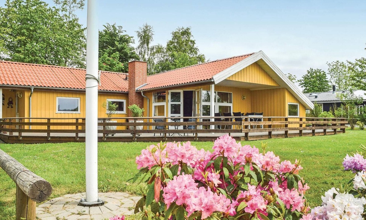 Pøt Strandby House | Lovely home in Juelsminde with sauna