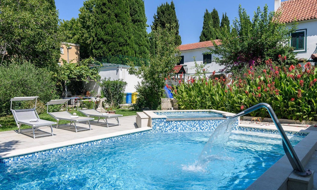 Kastel Luksic House | Lovely home in Kastel Luksic with sauna