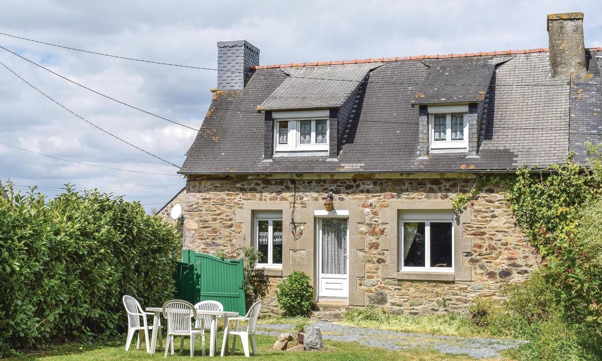 Le Faouet House | Lovely home in Le Faouet with kitchen