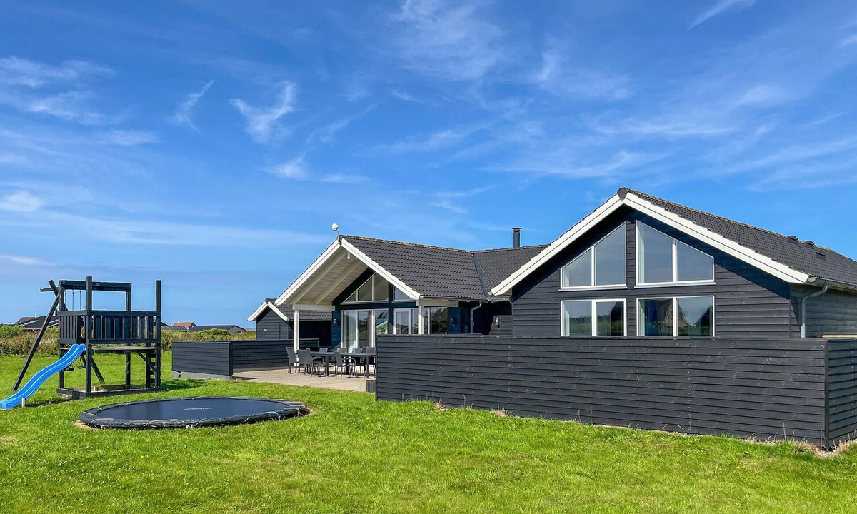 Nr. Lyngby Strand House | Lovely home in Løkken with sauna