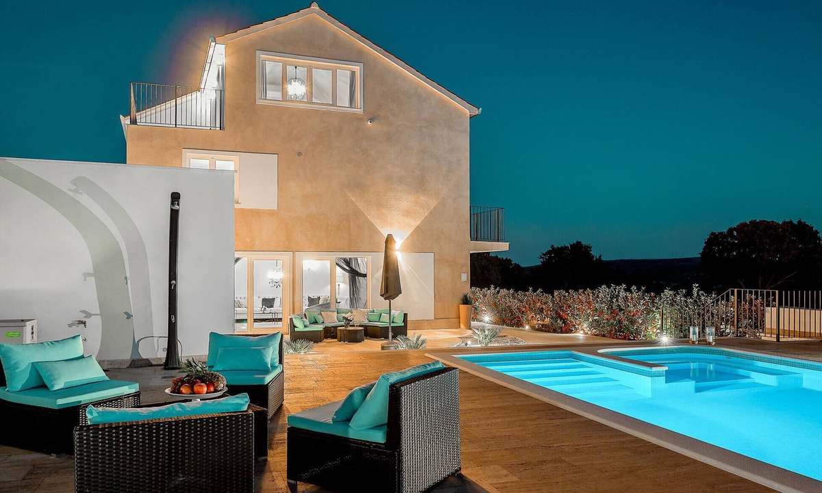 Praznica House | Lovely home in Praznica with sauna