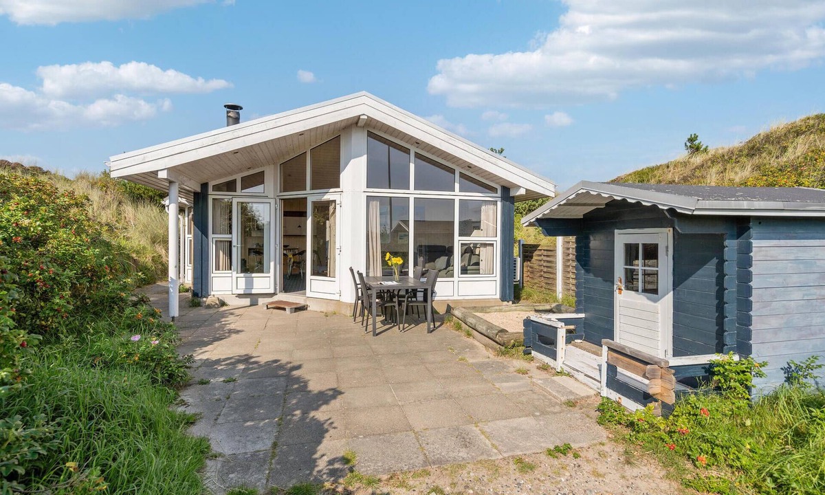 Houvig Strand House | Lovely home in Ringkøbing with WiFi