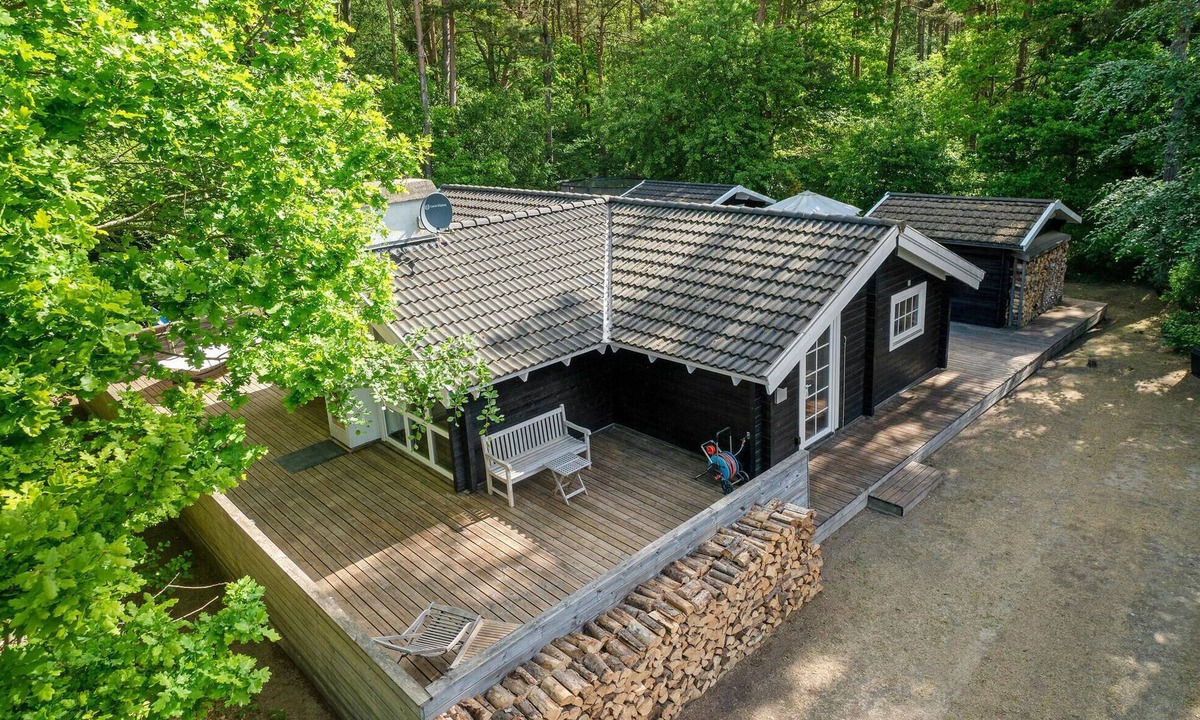 Ronde House | Lovely home in Rønde with kitchen