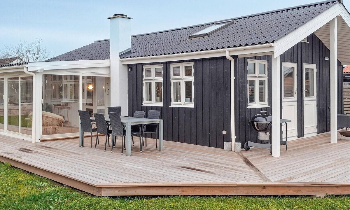 Grønninghoved Strand House | Lovely home in Sjølund with WiFi