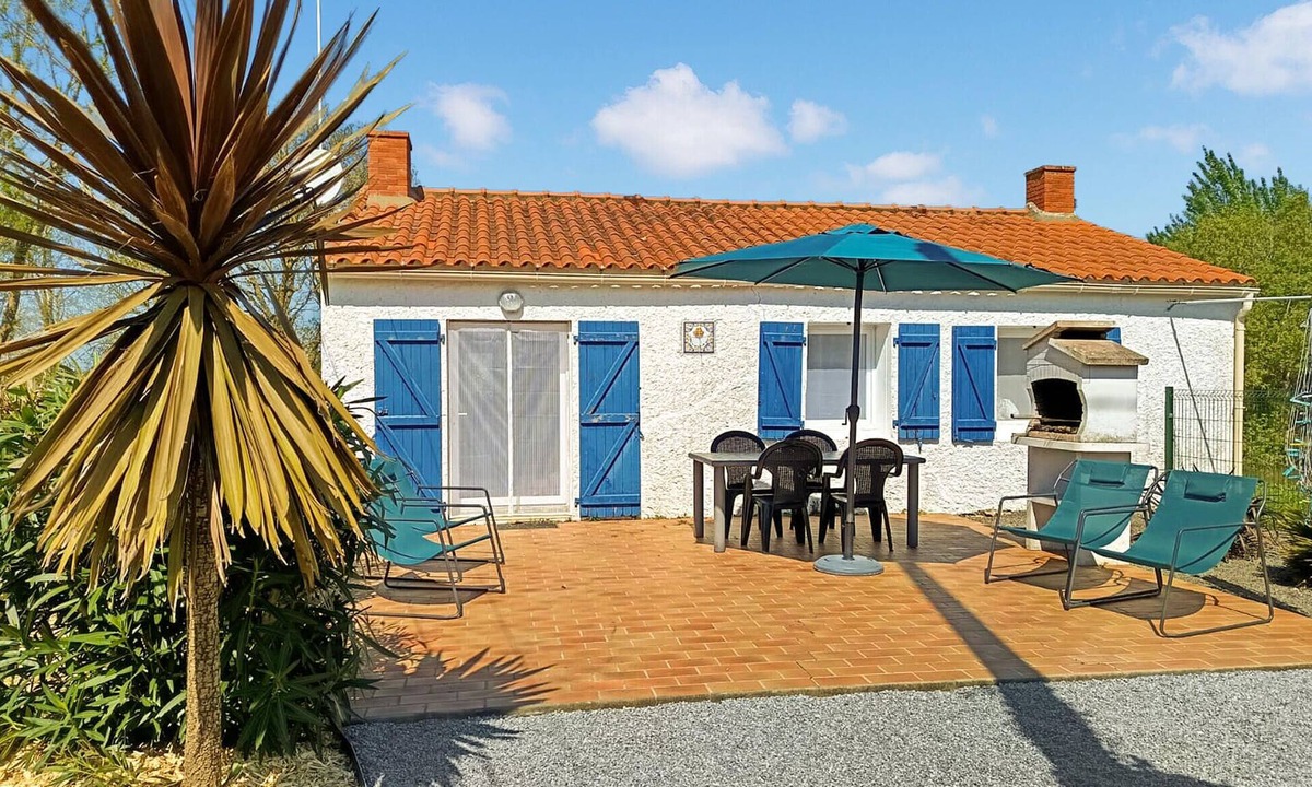 Saint-Urbain House | Lovely home in St Urbain with kitchen