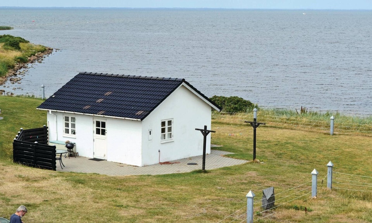 Skaven Strand House | Lovely home in Tarm with house sea view