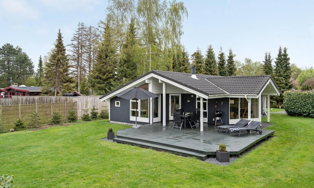 Bøtø By House | Lovely home in Væggerløse with sauna