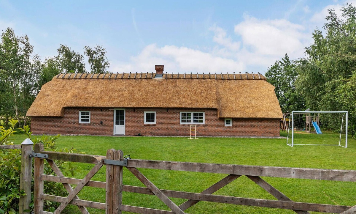 Bøtø By House | Lovely home in Væggerløse with sauna