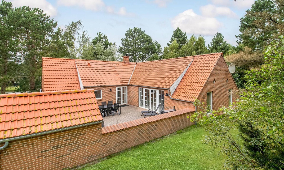 Bøtø By House | Lovely home in Væggerløse with sauna