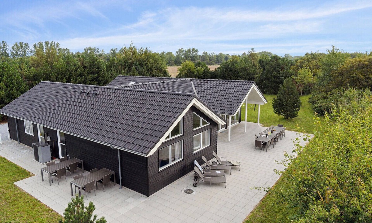 Bøtø By House | Lovely home in Væggerløse with sauna