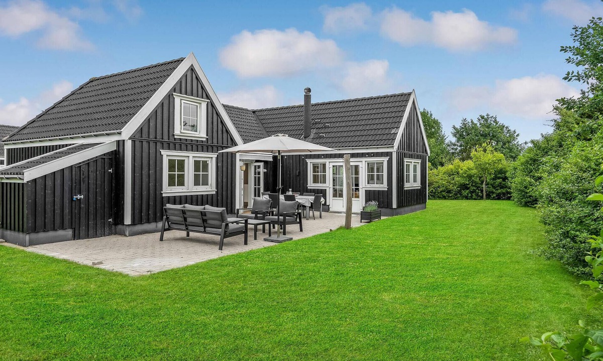 Holloselund House | Lovely home in Vejby with sauna