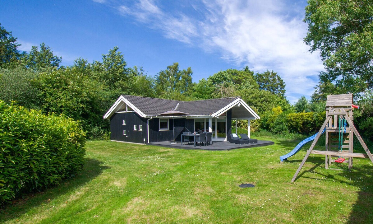 Rageleje House | Lovely home in Vejby with kitchen