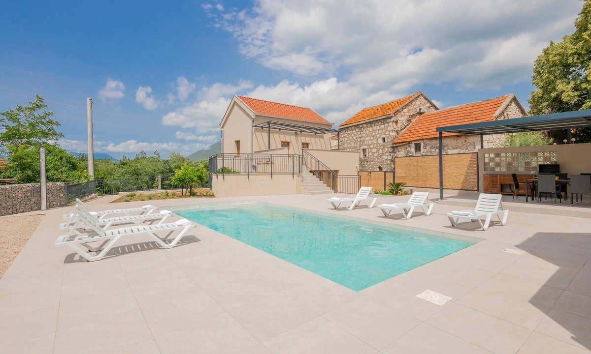 Vrgorac House | Lovely home in Vrgorac with WiFi