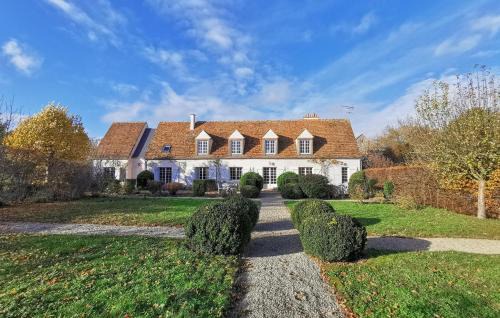 Yevre-la-Ville House | Lovely Home In Yèvre-La-Ville