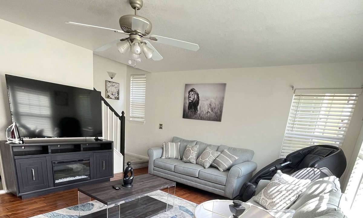 Henderson House | *Lovely Home* w/ Welcoming Kitchen | Message Chair