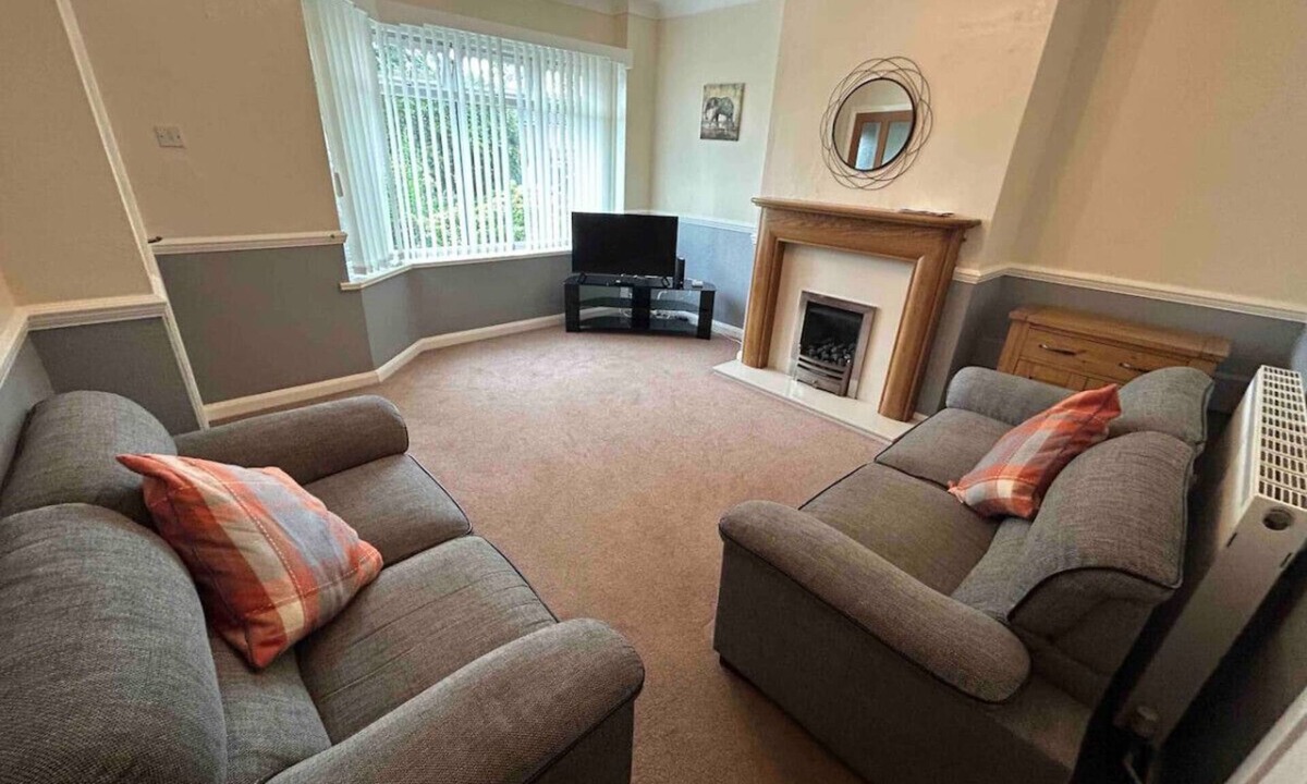 Talke House | Lovely house & driveway parking