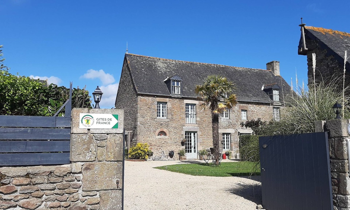Saint-Helen House | Lovely house, sleeps 6, shared heated pool